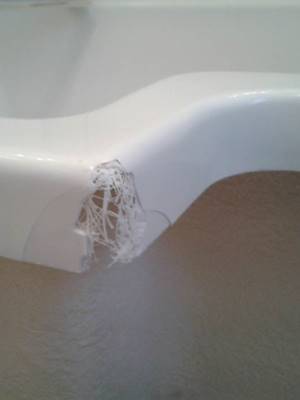 Збитий кут на акриловій ванні Пошкодження акрилової ванни