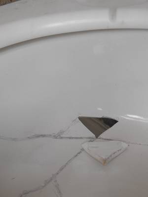 Пробоїна в акриловій ванні Наскрізне пошкодження акрилової ванни