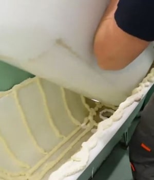 Мастер устанавливает акриловый вкладыш на монтажную пену Акриловый вкладыш Чернигов